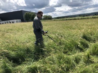 Verlorenes Handy im hohen Gras orten